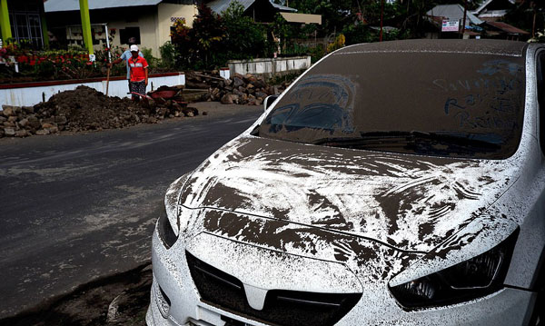 印尼索普坦火山爆发 7000多米高火山灰喷向空中