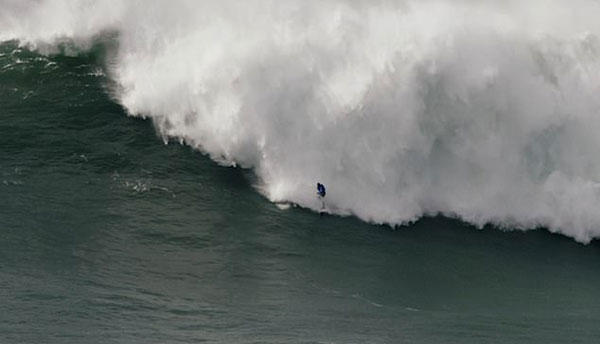 惊心动魄！葡萄牙一冲浪者被巨浪频繁拍打惊险获救