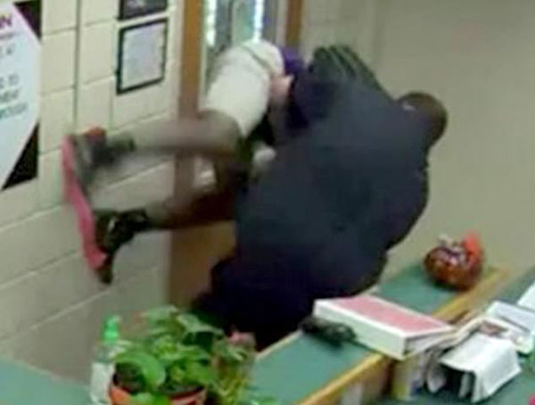 美警察在学校抱摔殴打14岁中学生被革职指控