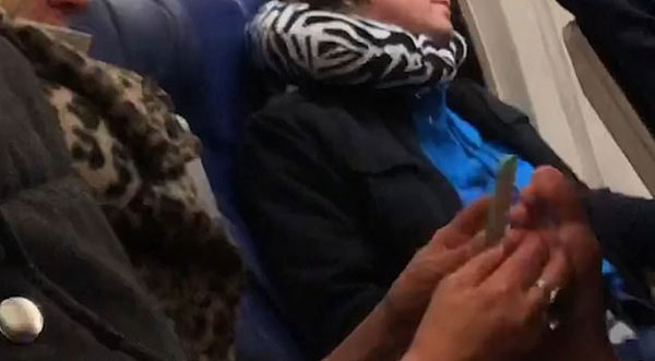恶心！美国内航班上一乘客被曝给同伴修脚
