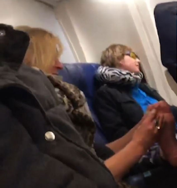 恶心！美国内航班上一乘客被曝给同伴修脚