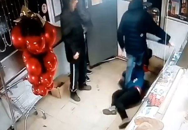 俄罗斯一顾客因与收银员攀谈被后面顾客殴打至死