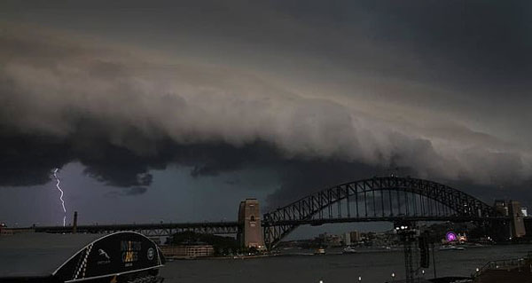 澳东海岸遭猛烈风暴袭击 1小时遇7000次雷击