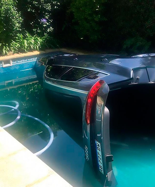 阿根廷一司机驾驶奥迪越野车失控冲入游泳池