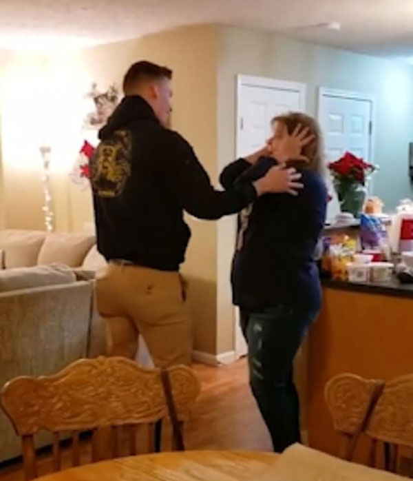 美国一士兵圣诞节前突然回家 妈妈惊喜得手舞足蹈