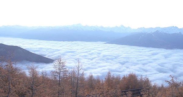 夜间延时摄影记录瑞士一山谷雾海翻腾奇观