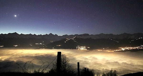 夜间延时摄影记录瑞士一山谷雾海翻腾奇观