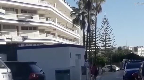 疯狂！英游客西班牙酒店吸毒后从四楼阳台跳下