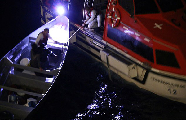 邮轮因恶劣天气改航线 意外救下两漂流20天的渔民