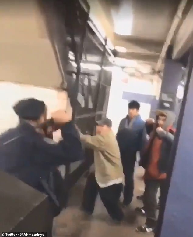 纽约流浪汉地铁站骚扰女乘客 警察1对5英勇制服