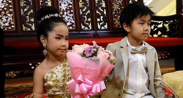 泰父母为6岁双胞胎兄妹办佛教婚礼 称还“前世债”