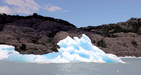 阿根廷冰山翻转露出晶莹蓝色底部引游客赞叹