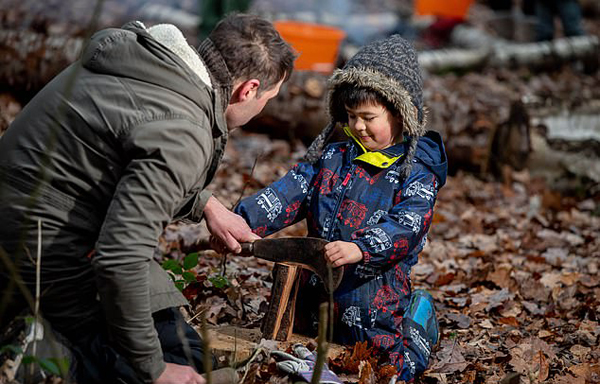 英国一森林幼儿园独树一帜 教小孩生火搭帐篷