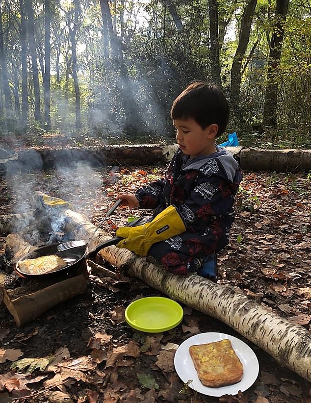 英国一森林幼儿园独树一帜 教小孩生火搭帐篷