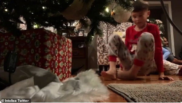 笑哭！男孩欲拍圣诞老人却被狗搅局