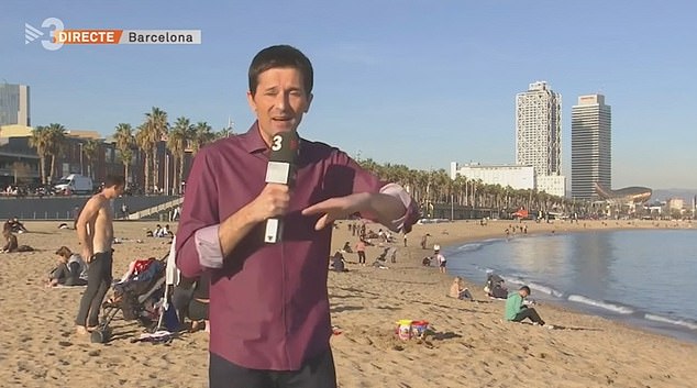 西班牙主持人海滩报道天气遭身后男子脱衣抢镜
