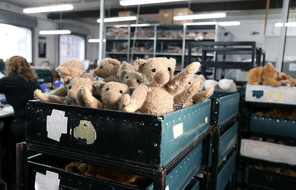 精致的英国遗产！探访英国最后一家泰迪熊工厂