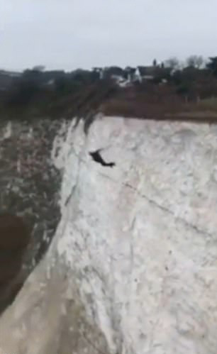 英跳伞运动员从悬崖跳下结果降落伞未完全打开