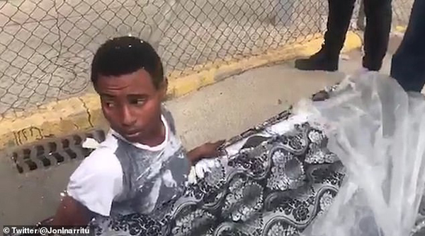 非洲两移民为偷渡欧洲铤而走险藏身车顶床垫中