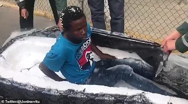 非洲两移民为偷渡欧洲铤而走险藏身车顶床垫中