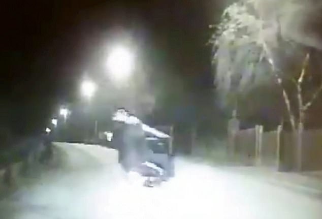 滑稽！英国两男子急速驾驶电摩逃离警方反撞路沿