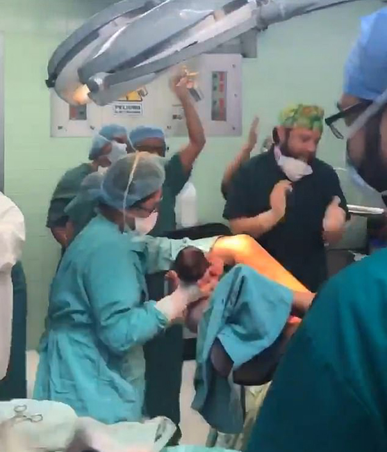 危地马拉医护人员不顾产妇痛苦疯狂庆新年遭炮轰