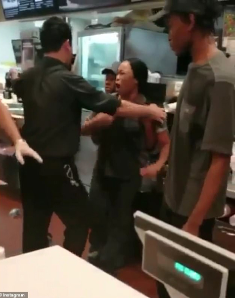 美流浪男子麦当劳餐厅暴打黑人女店员遭英勇反击