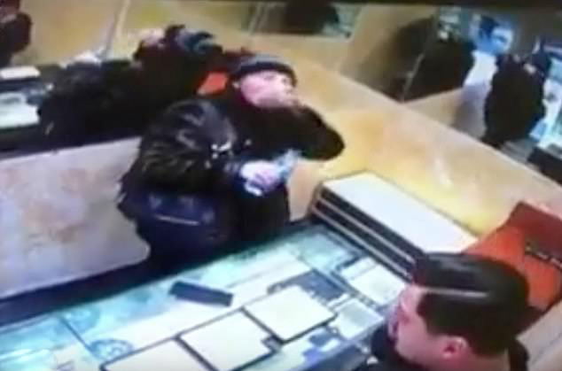 土耳其一女子吞钻戒行窃 出格行为令人瞠目结舌