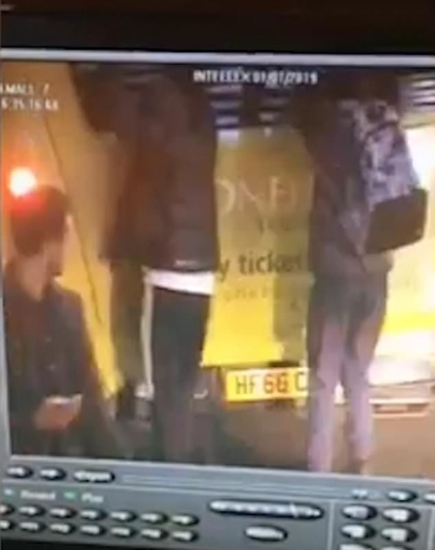 危险！英国两少年扒行驶的公交车后 险酿惨剧