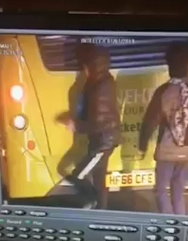 危险！英国两少年扒行驶的公交车后 险酿惨剧