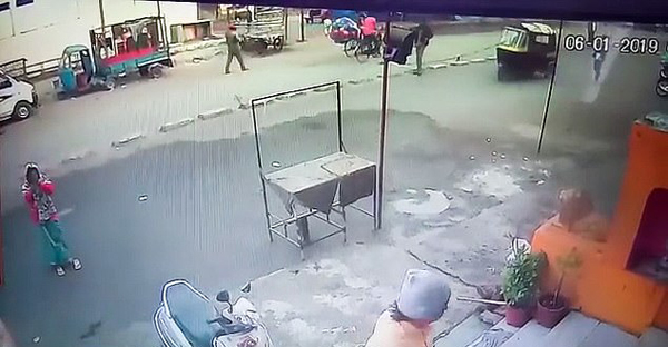 印度一女清洁工被垃圾车撞倒后自行站起毫发无损