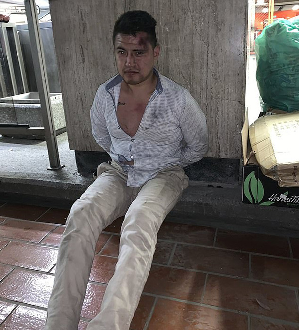墨西哥地铁站一毛贼偷手机 遭扒裤暴打
