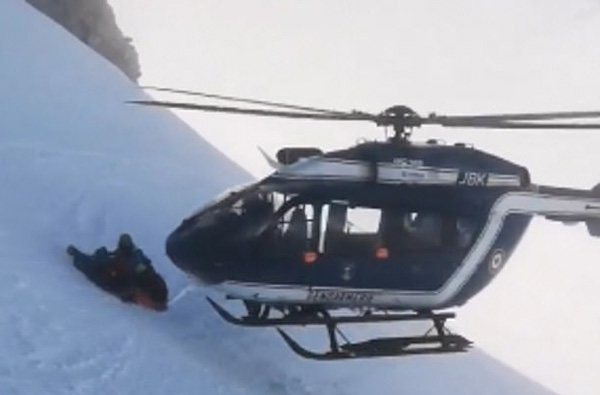 法国直升机贴近阿尔卑斯山斜坡营救受伤滑雪者