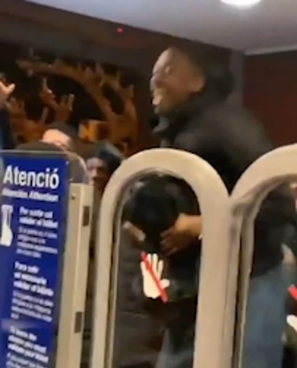25人仅凭一张票迅速穿过西班牙一地铁检票口成功逃票