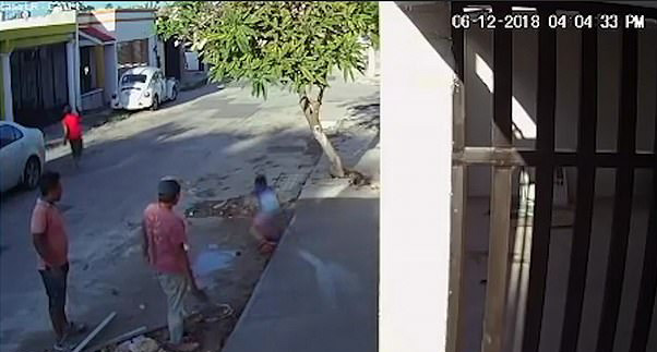 滑稽！工人欣赏铺好的水泥地时一男孩跑上去滑倒