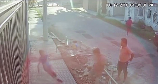 滑稽！工人欣赏铺好的水泥地时一男孩跑上去滑倒