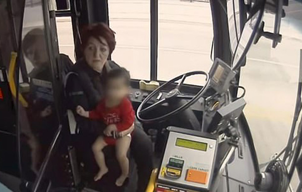 美公车司机高速路上停车救下蹒跚学步赤脚孩童