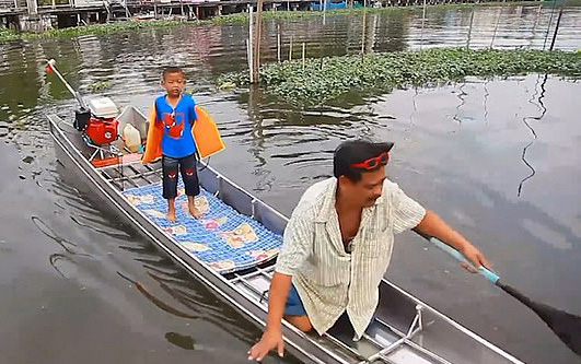 超酷！泰国曼谷5岁男孩自驾快艇上学