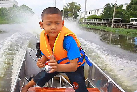 超酷！泰国曼谷5岁男孩自驾快艇上学
