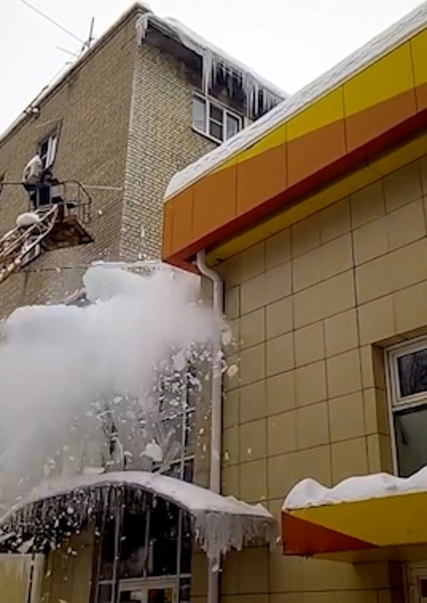 俄工人清理屋顶大冰柱 无意中砸坏下方门廊