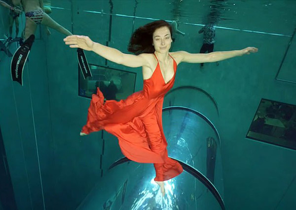 俄乌演员水下憋气3分半表演双人舞刷新吉尼斯纪录