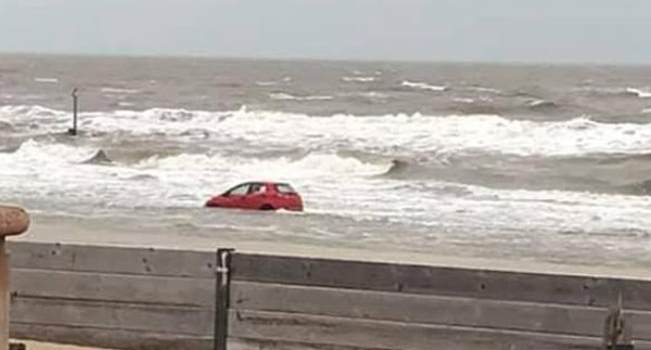 英海滩被困汽车获救援人员齐心协力解困