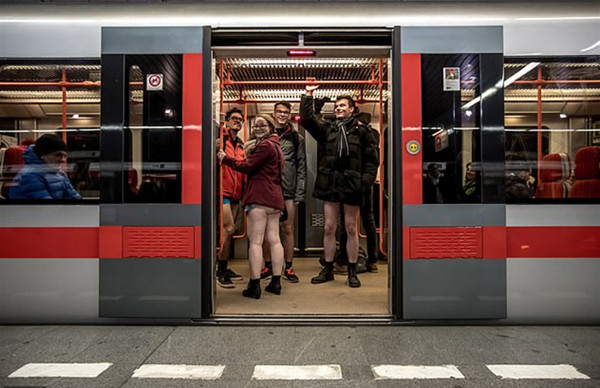 欧美多座城市青年参与一年一度“地铁无裤日”