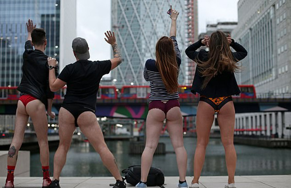 欧美多座城市青年参与一年一度“地铁无裤日”