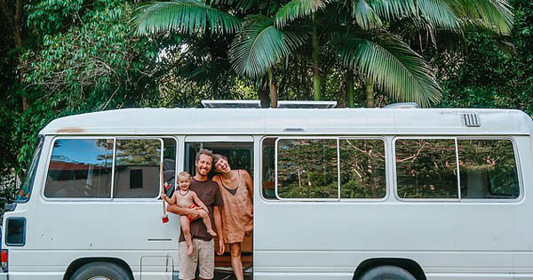 澳夫妇将旧巴士改造成房车 过上向往的旅居生活