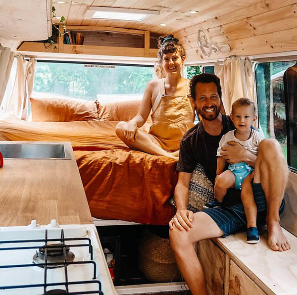 澳夫妇将旧巴士改造成房车 过上向往的旅居生活