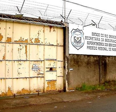 现实版“越狱”！巴西一辆卡车撞进监狱助19名囚犯出逃