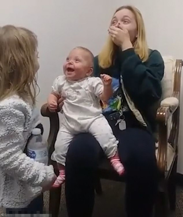 暖心！宝宝戴上助听器后听见亲人说话开心大笑