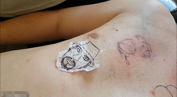 巴西纹身师挑战“蒙眼纹身”结果让人爆笑