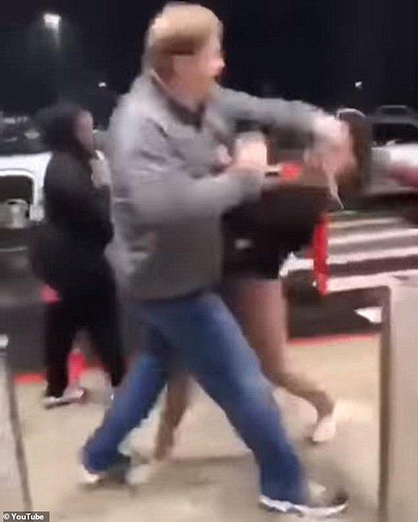 愤怒！美购物中心惊现中年白人壮汉殴打黑人小女孩